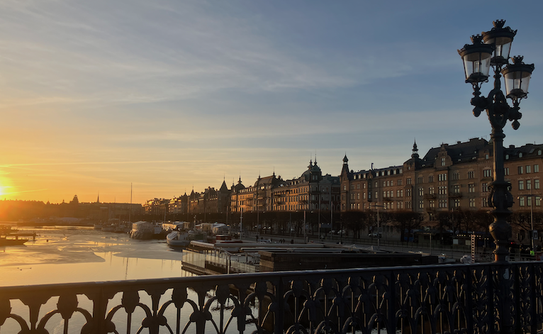 Vy på Strandvägen i Stockholm på vintern vid solnedgången